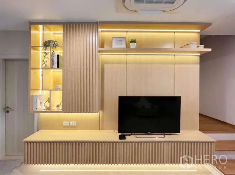 ทาวน์เฮาส์ ให้เช่าหรือขายในSaphan Sung, Bangkok - ผนังทีวีพร้อมชั้นวางมีไฟ ตู้บิวท์อินลอย และแอร์ฝังฝ้า