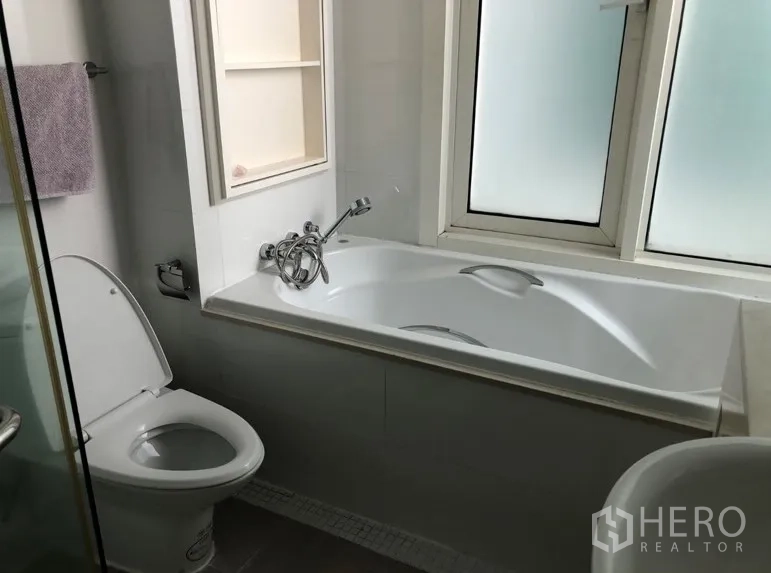 คอนโด ให้เช่าหรือขายในKhlong Toei, Bangkok - ห้องน้ำสมัยใหม่พร้อมอ่างอาบน้ำ โถสุขภัณฑ์ และหน้าต่างฝ้ารับแสงธรรมชาติ