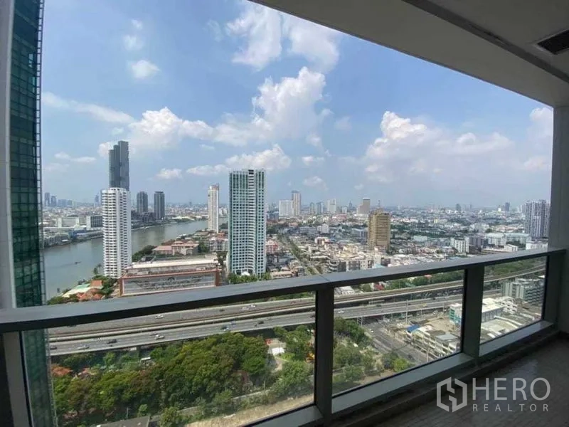 คอนโด ให้เช่าในKhlong San, Bangkok - ระเบียงชั้นสูงมองเห็นวิวแม่น้ำเจ้าพระยาและสกายไลน์แบบพาโนรามา
