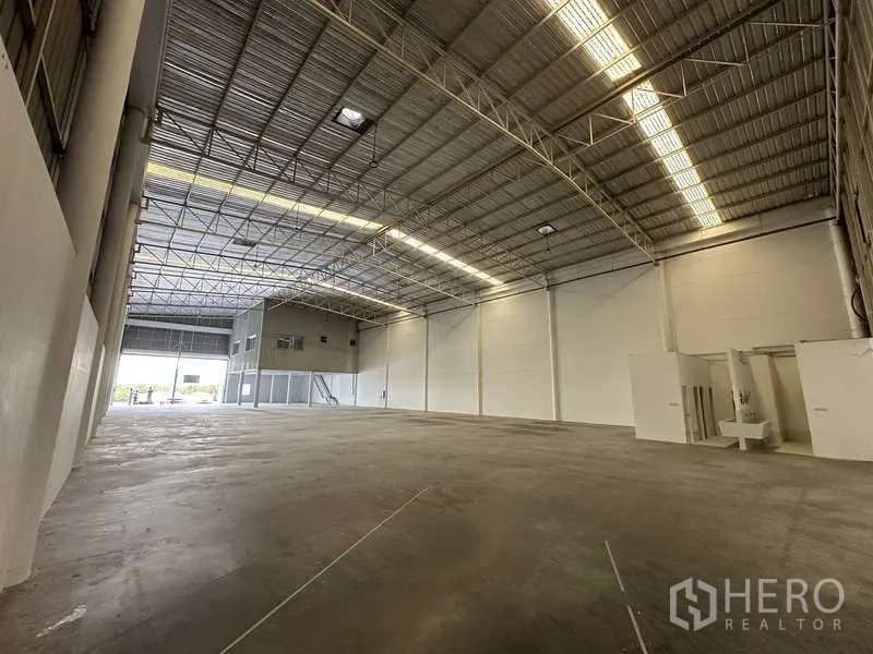 工厂 出租在Khlong Luang, Pathum Thani - 大跨工业大厅，灯光明亮，白色墙面，内置卫生间区。