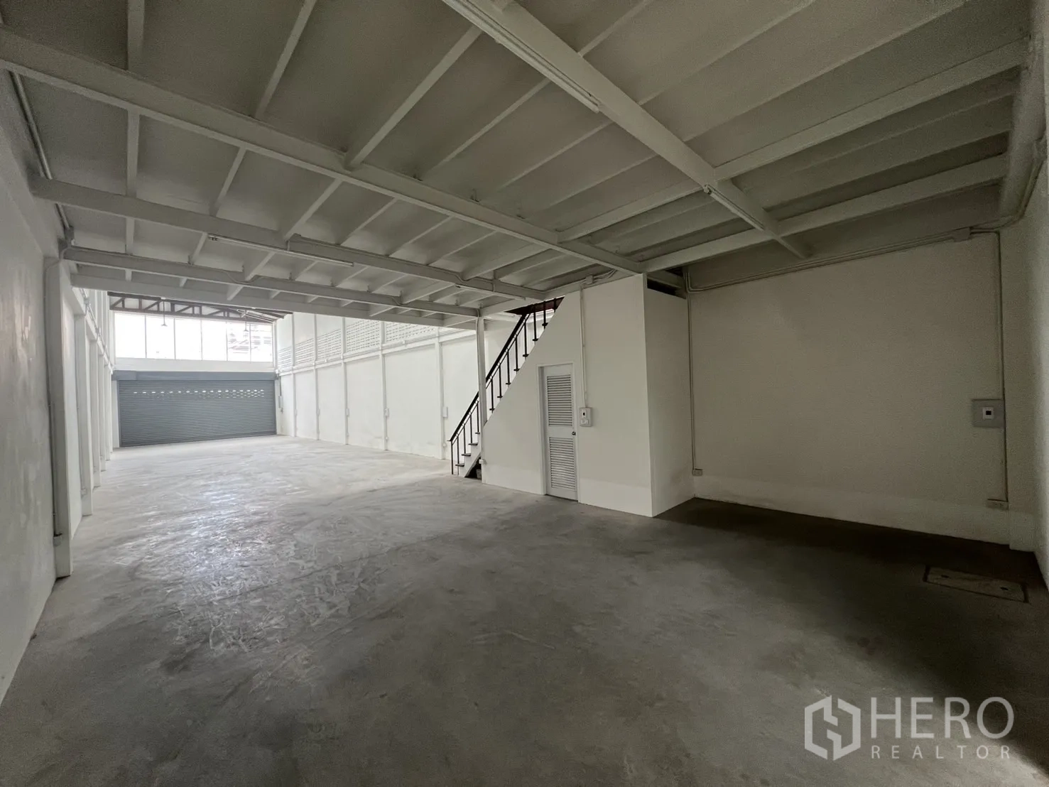 店屋 出租在Khlong Toei, Bangkok - 宽敞室内含夹层、楼梯与混凝土地坪。