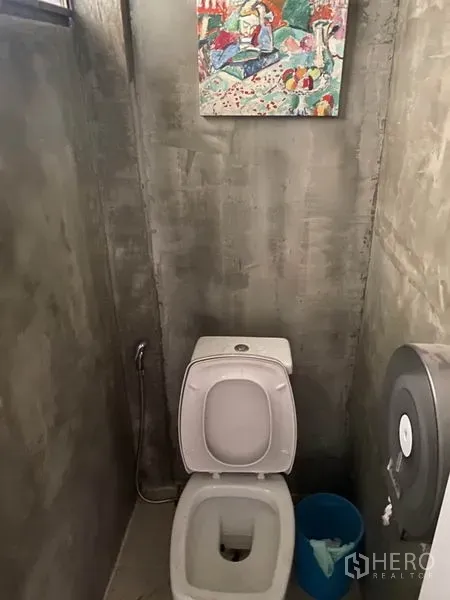 อาคารพาณิชย์ ให้เช่าในKhlong Toei, Bangkok - ห้องน้ำขนาดกะทัดรัด ผนังปูน โถสุขภัณฑ์และสายชำระ