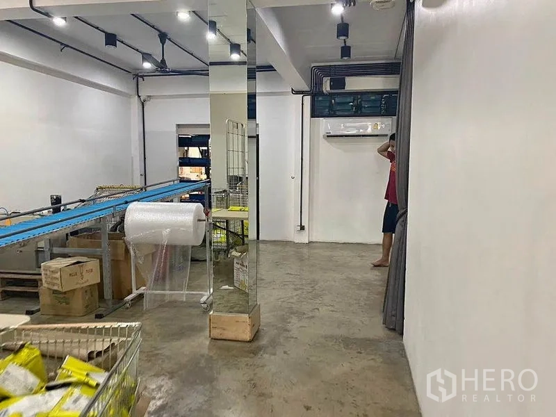 สำนักงานที่บ้าน ให้เช่าหรือขายในBang Khae, Bangkok - ห้องแพ็กกิ้ง/ผลิต พร้อมสายพาน โต๊ะ และไฟเพดานแบบลอย