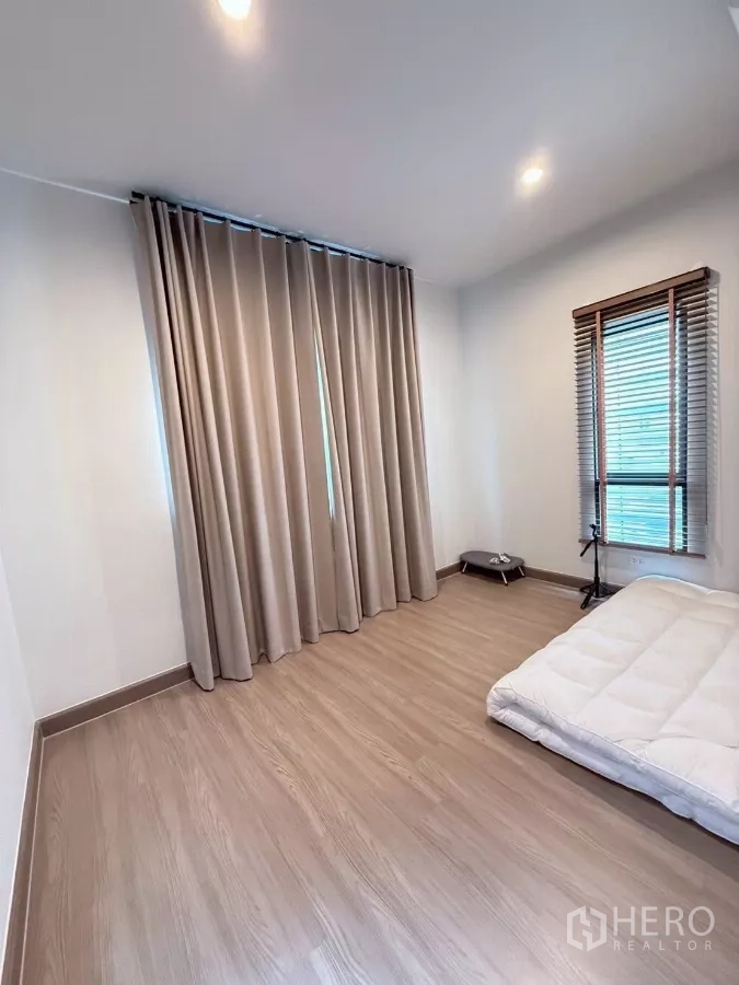 บ้าน ให้เช่าในLat Krabang, Bangkok - ห้องนอนรอง พื้นลายไม้ หน้าต่างบานใหญ่พร้อมมู่ลี่