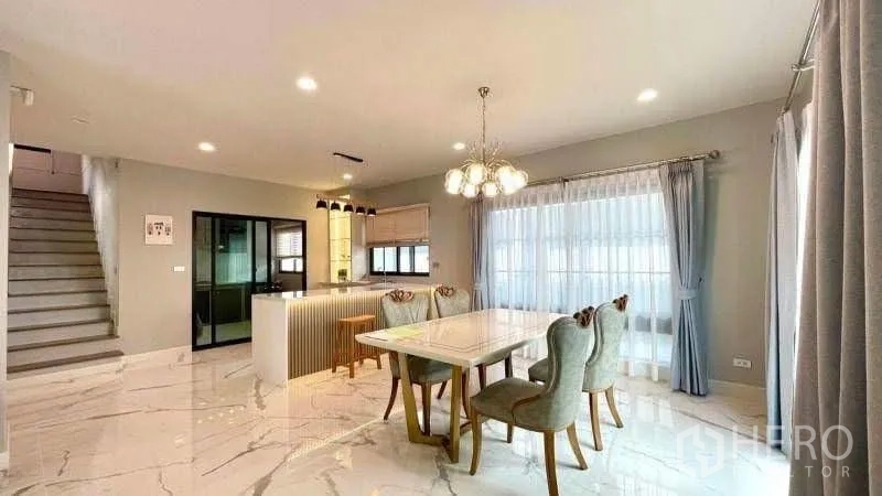 บ้านเดี่ยว for rent or sale in Bang Phli, Samut Prakan - พื้นที่ทานอาหารติดผ้าม่านสูงโปร่ง ข้างครัวสว่าง