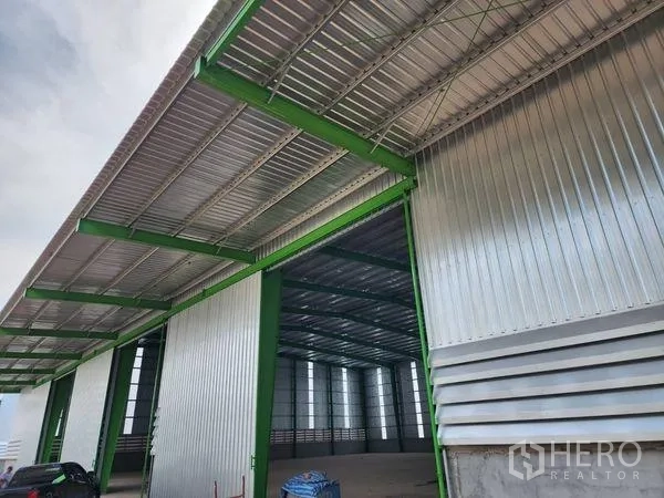 คลังสินค้า ให้เช่าในWang Noi, Phra Nakhon Si Ayutthaya - ประตูบานเลื่อนเปิดเผยให้เห็นโครงสร้างเหล็กและกันสาดบริเวณทางเข้าโกดัง