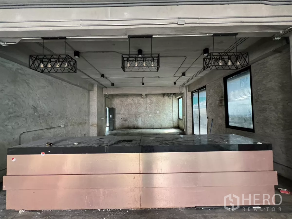 独立商业地产 出租在Din Daeng, Bangkok - 接待或吧台区，吊灯与混凝土饰面。