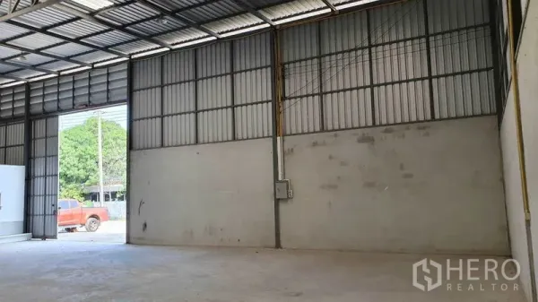 คลังสินค้า ให้เช่าในPathum Thani - ภายในโกดังโครงสร้างเหล็กเพดานสูง พื้นคอนกรีต และประตูโหลดขนาดใหญ่