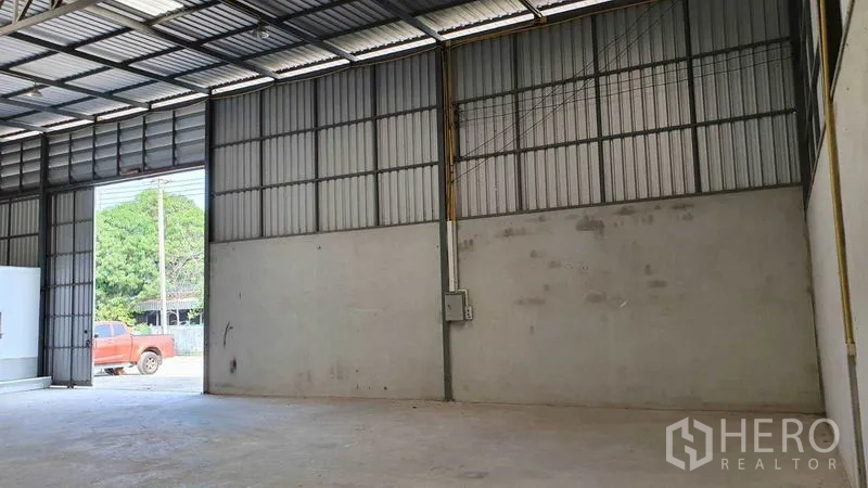 คลังสินค้า ให้เช่าในPathum Thani - ภายในโกดังโครงสร้างเหล็กเพดานสูง พื้นคอนกรีต และประตูโหลดขนาดใหญ่