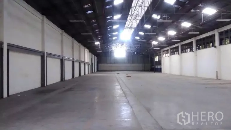 货栈 出租在Khlong Luang, Pathum Thani - 中央天窗的通透仓棚，侧墙通风扇增强气流。