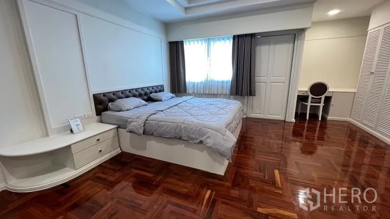 คอนโด ให้เช่าในWatthana, Bangkok - ห้องนอนหลักกว้าง เตียงคิง โต๊ะทำงาน ตู้บิลท์อิน และฝ้าหลุม