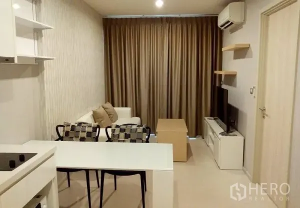 คอนโด ให้เช่าในKhlong Toei, Bangkok - ห้องนั่งเล่นสไตล์โมเดิร์นพร้อมโซฟา โต๊ะทานอาหาร ชั้นวางทีวี และผ้าม่านทึบในคอนโดขนาดกะทัดรัด