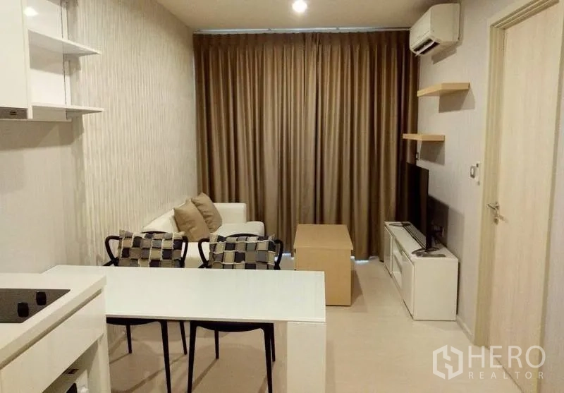 คอนโด ให้เช่าในKhlong Toei, Bangkok - ห้องนั่งเล่นสไตล์โมเดิร์นพร้อมโซฟา โต๊ะทานอาหาร ชั้นวางทีวี และผ้าม่านทึบในคอนโดขนาดกะทัดรัด