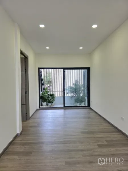 บ้าน ขายในKhlong Toei, Bangkok - ห้องชั้นบนเปิดสู่ระเบียงคอร์ตยาร์ด มีฉากระแนงและต้นไม้