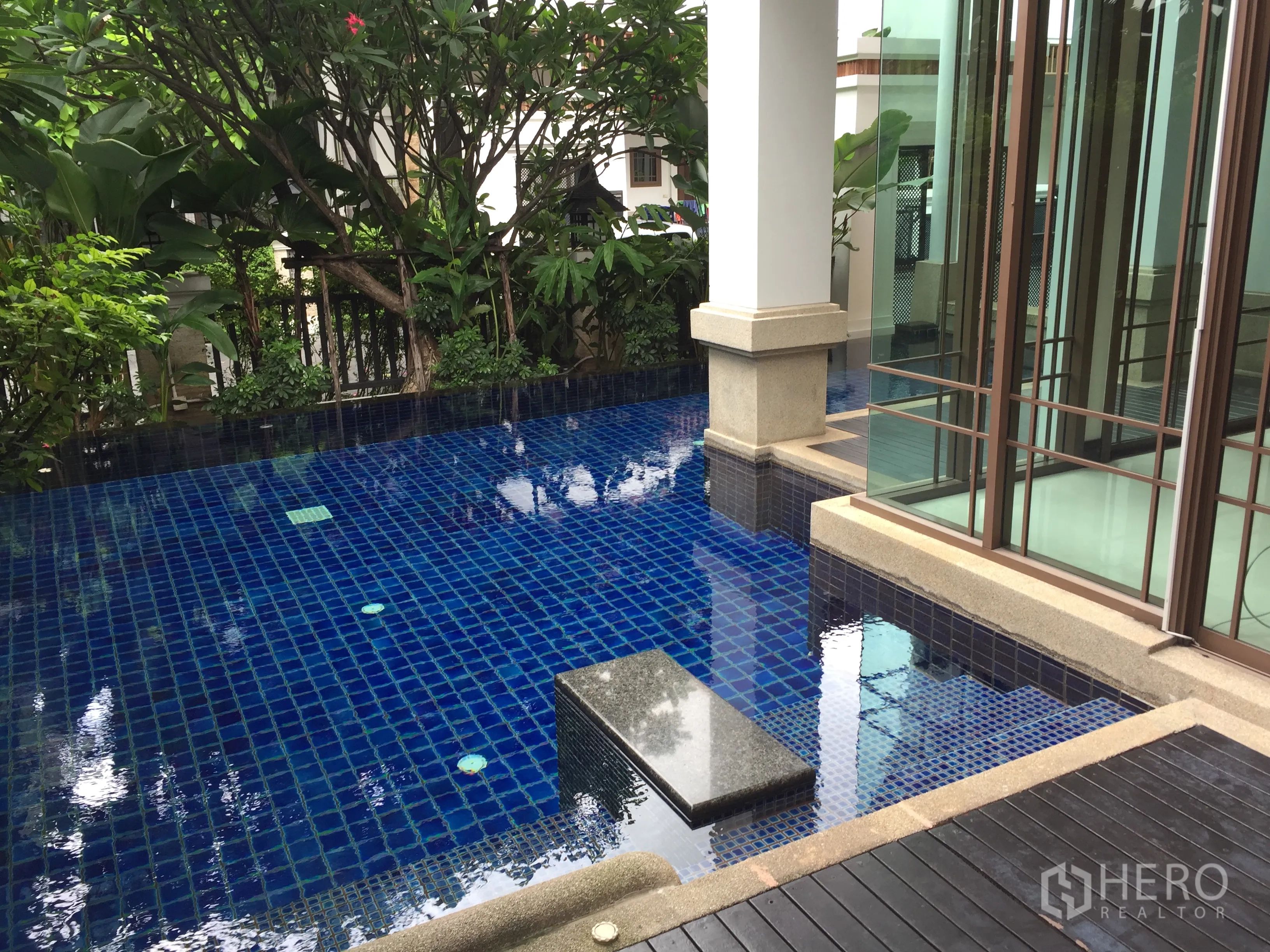 บ้าน ให้เช่าในYan Nawa, Bangkok - สระน้ำส่วนตัวปูกระเบื้องสีน้ำเงินข้างผนังกระจกและสวน