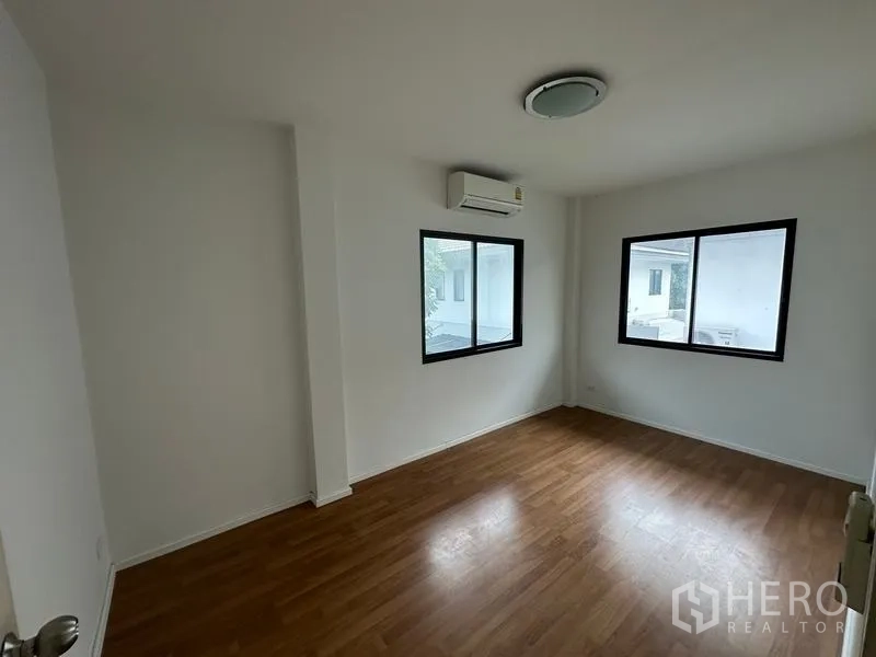 บ้าน ขายในBang Khen, Bangkok - ห้องนอนพร้อมเครื่องปรับอากาศและหน้าต่างสองทิศทาง.