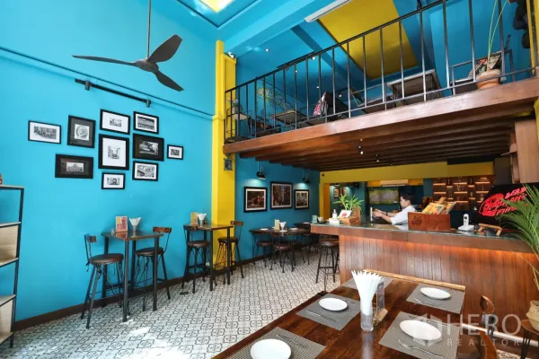 店屋 出租或出售在Khlong Toei, Bangkok - 色彩鲜明的一层，带夹层、吧台、吊扇与装饰照片墙