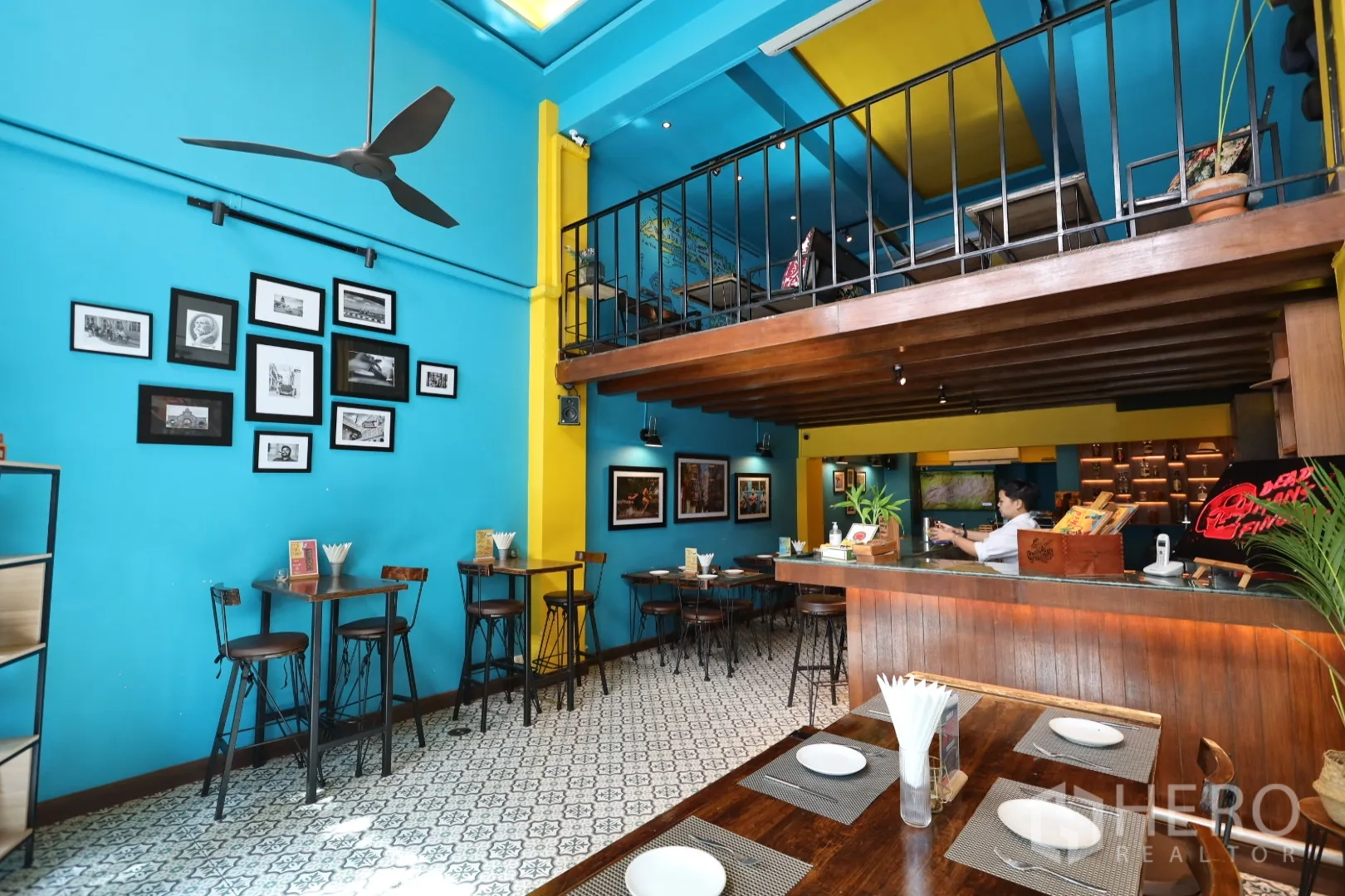 店屋 出租或出售在Khlong Toei, Bangkok - 色彩鲜明的一层，带夹层、吧台、吊扇与装饰照片墙