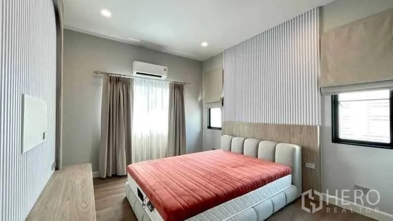บ้านเดี่ยว for rent or sale in Bang Phli, Samut Prakan - ห้องนอนโปร่งสว่าง มีเตียง ผ้าม่าน และเครื่องปรับอากาศ