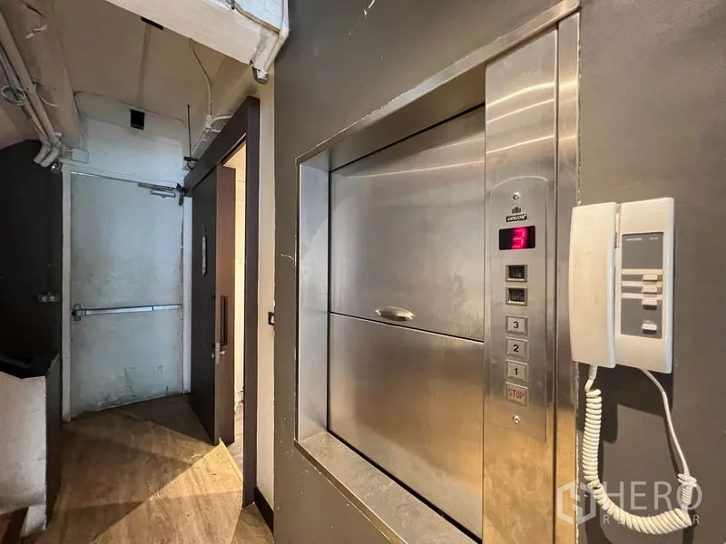 店屋 出租 - 服务走道配不锈钢食品电梯与壁挂电话。