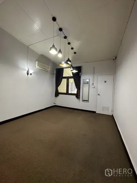 บ้าน ให้เช่าในWatthana, Bangkok - ห้องว่างติดโคมไฟแขวน เครื่องปรับอากาศแบบติดผนัง และหน้าต่างพร้อมผ้าม่าน