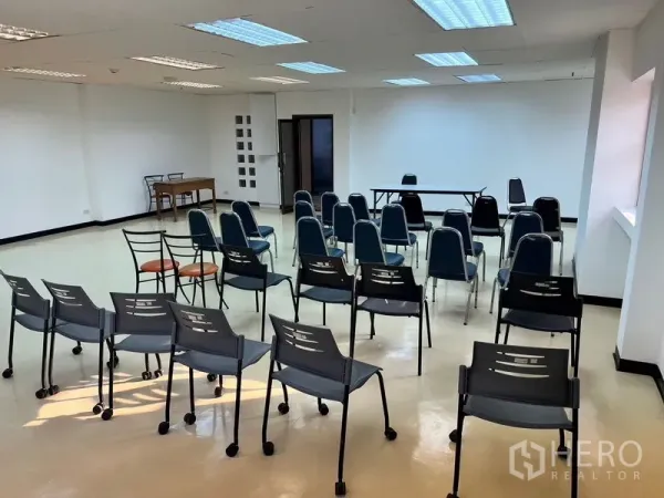 办公空间 出租在Pathum Wan, Bangkok - 宽大的会议或讲座空间，多排座椅与吊顶灯