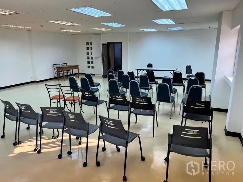 办公空间 出租在Pathum Wan, Bangkok - 宽大的会议或讲座空间，多排座椅与吊顶灯