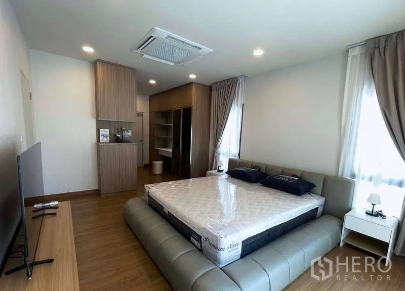 Detached House for rent in Bang Phli, Samut Prakan - Master bedroom with king bed, built-in wardrobes and ceiling cassette air conditioner