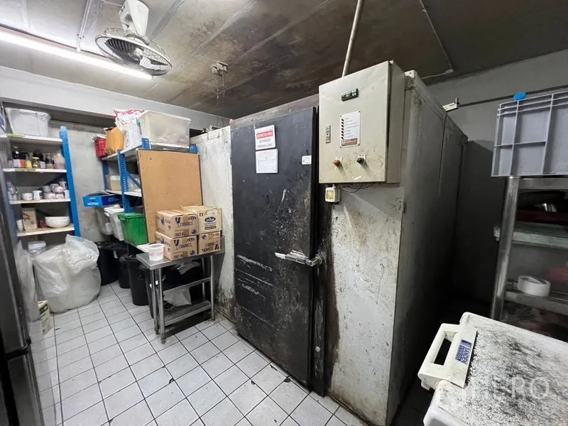 零售空间 出租或出售在Khlong Toei, Bangkok - 储藏室，带步入式冷库与置物架。
