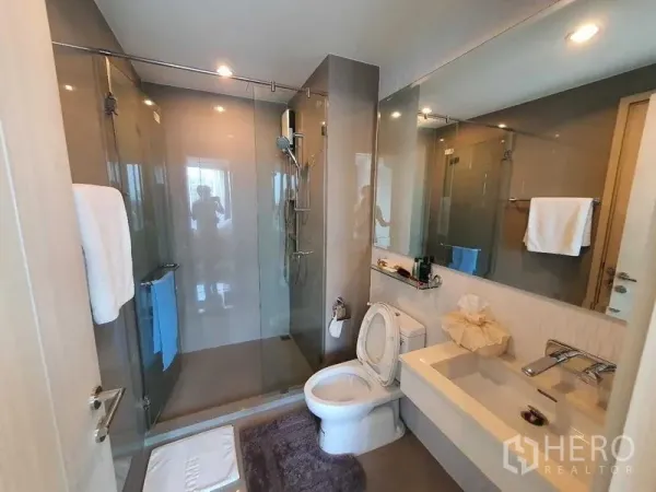 คอนโด ขายในKhlong Toei, Bangkok - ห้องน้ำสไตล์โมเดิร์น พร้อมตู้อาบน้ำกระจก กระจกบานใหญ่ และเคาน์เตอร์อ่าง