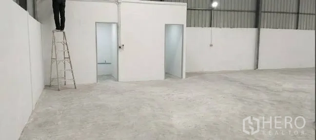โกดัง for rent in Mueang Samut Sakhon, Samut Sakhon - พื้นที่ภายในพร้อมห้องกั้นผนังและประตูบริการภายในโกดัง