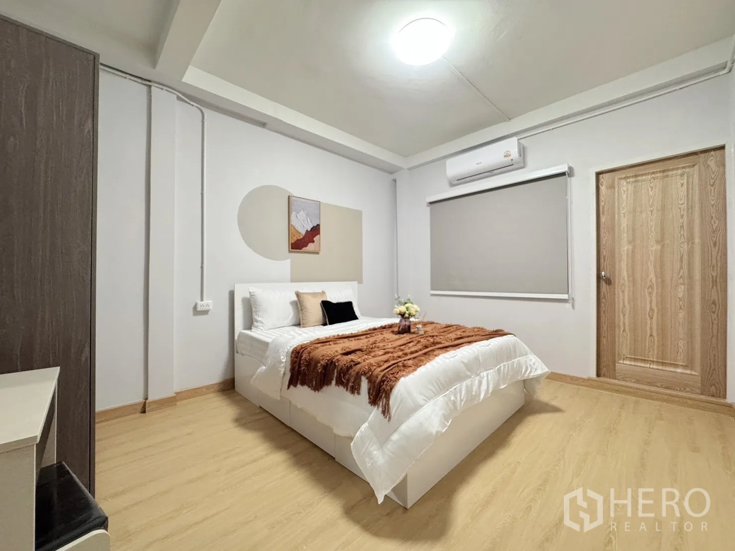 Detached House for rent - Another view of the same cozy bedroom with neutral tones.