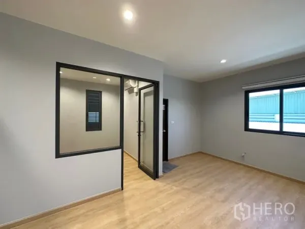 โรงงาน ให้เช่าหรือขายในLam Luk Ka, Pathum Thani - ห้องสำนักงานสว่าง แบ่งกั้นกระจก พื้นลามิเนตไม้ และหน้าต่างรับแสง.