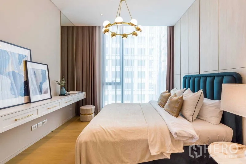 คอนโด ขายในPathum Wan, Bangkok - ห้องนอนที่สอง หัวเตียงกำมะหยี่สีเขียว โคมระย้า และผนังตกแต่ง