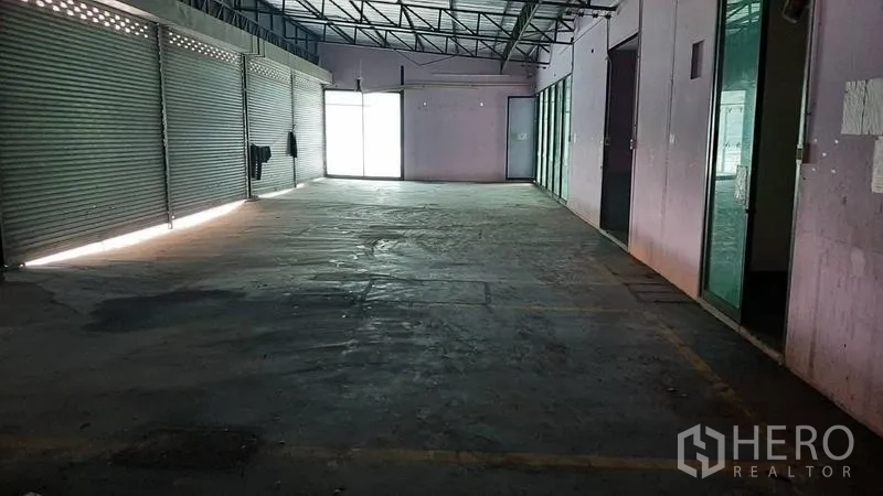 展厅 出租在Bueng Kum, Bangkok - 深进式展厅大厅，钢桁架屋顶，侧边玻璃隔间与服务房。