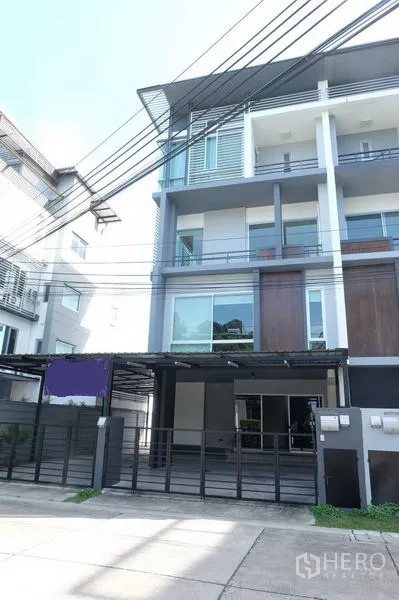 Home Office for rent in Wang Thonglang, Bangkok - Modern four-storey home office exterior with gated covered parking in Wang Thonglang, Bangkok.