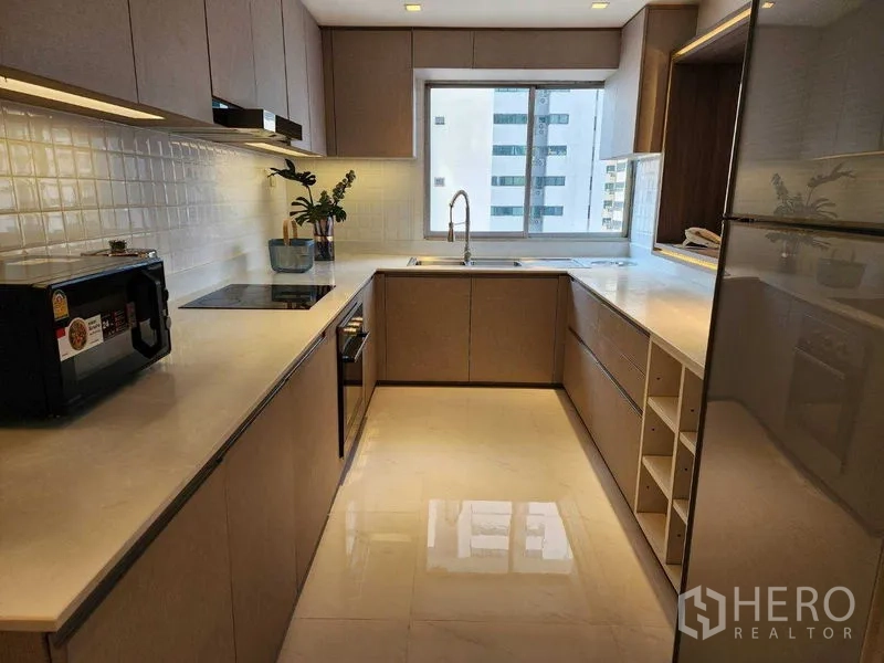คอนโด ให้เช่าในSathon, Bangkok - ครัวรูปตัว U ท็อปหิน กระเบื้องผนัง และเครื่องใช้บิวท์อินครบ
