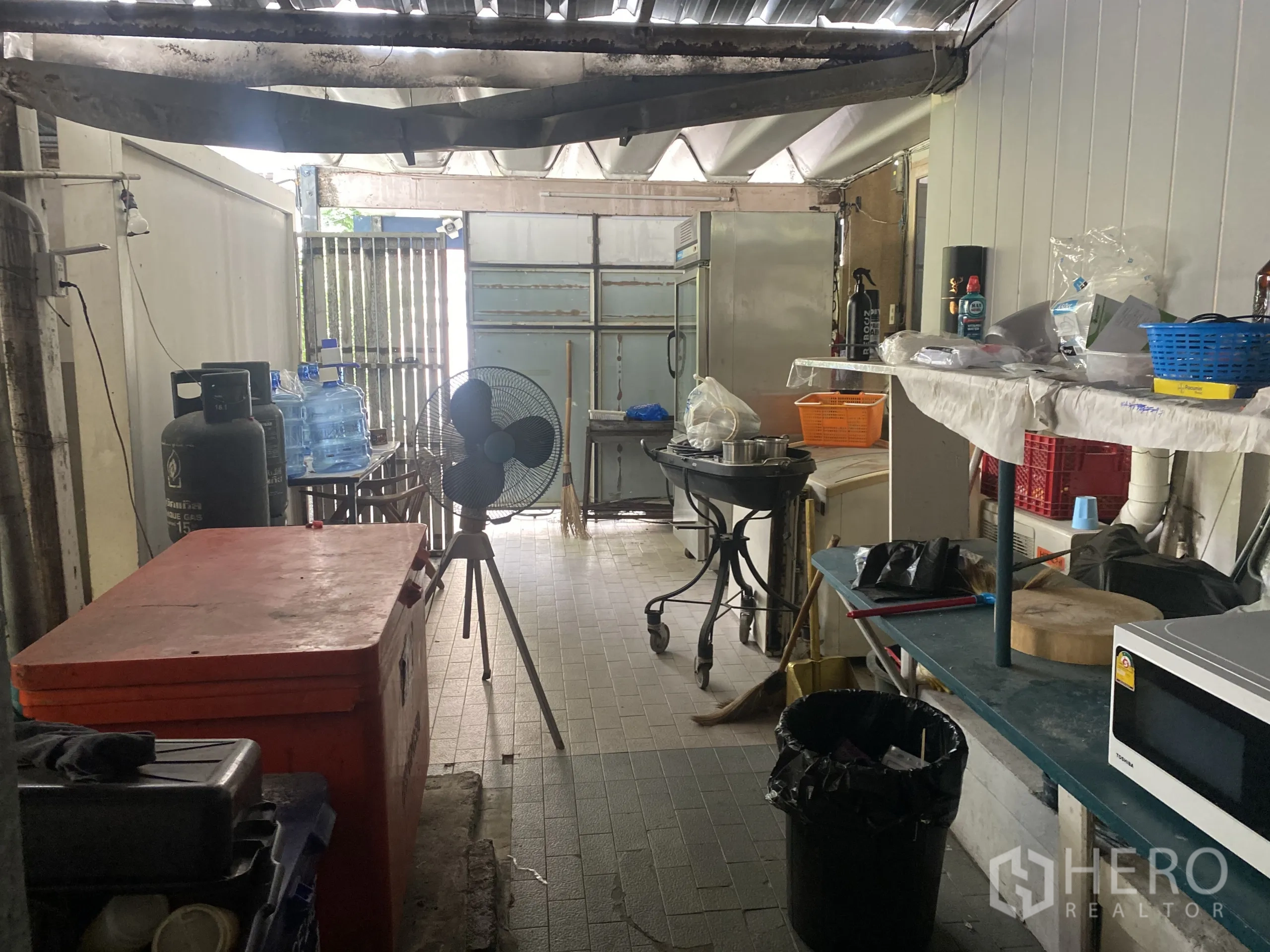 พื้นที่ขายปลีก ให้เช่าในWatthana, Bangkok - พื้นที่เตรียมอาหารหลังบ้าน มีตู้เย็น พัดลม และที่เก็บของ