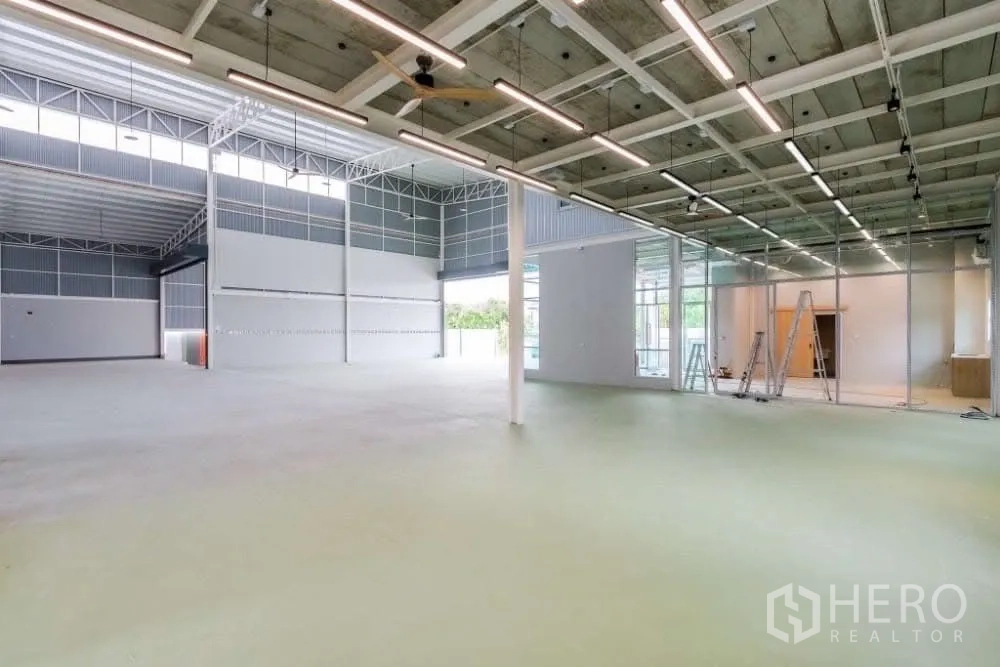 คลังสินค้า ให้เช่าในLat Krabang, Bangkok - พื้นที่ผลิตกว้าง ติดไฟ LED แบบเส้น และโซนสำนักงานกั้นกระจก