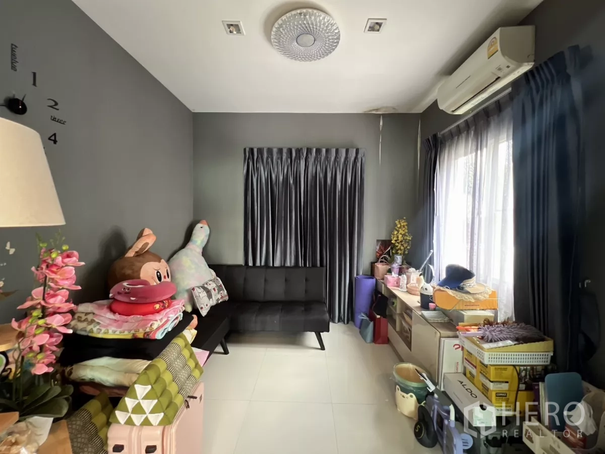 บ้าน ให้เช่าหรือขายในLat Krabang, Bangkok - ห้องอเนกประสงค์มีหน้าต่าง แอร์ และโซฟา