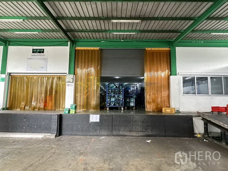 Factory for rent in Lat Krabang, Bangkok - Raised loading platforms with strip curtains and a roller shutter leading to chilled storage.