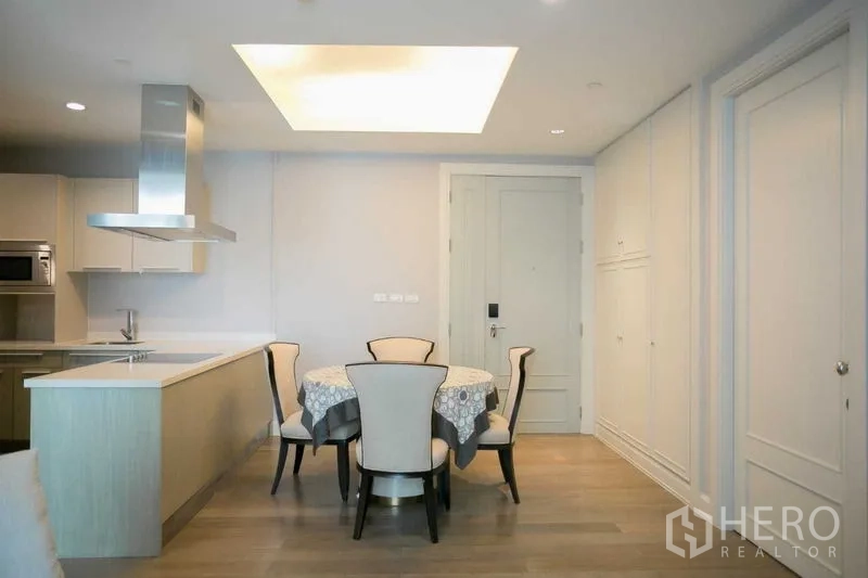 คอนโด ให้เช่าในPathum Wan, Bangkok - โต๊ะทานอาหารทรงกลม ข้างตู้บิวท์อิน และไฟฝ้าซ่อนแสงใกล้ประตูทางเข้า