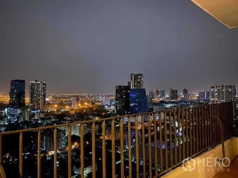 公寓 出租在Watthana, Bangkok - 高层阳台栏杆外是璀璨的曼谷夜景。