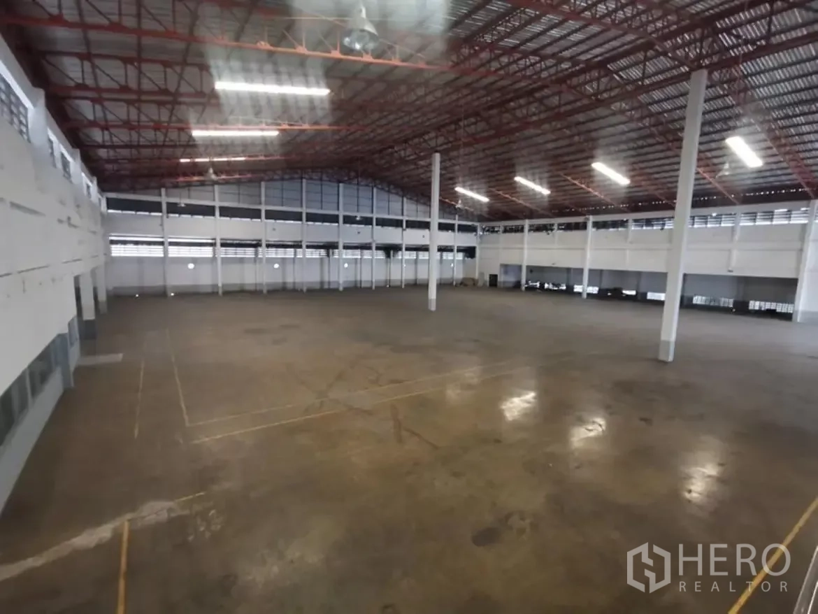 โรงงาน ให้เช่าในKhlong Toei, Bangkok - ภายในโรงงานแบบโอเพ่นสเปซ มีช่องแสงและช่องระบายอากาศตลอดแนว