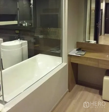 Condominium for rent in Sathon, Bangkok - Glass partition between bathtub and bedroom with built-in dressing table.