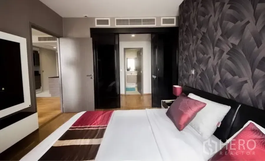 公寓 出租在Khlong Toei, Bangkok - 现代卧室，特色墙与嵌入式衣柜，通往套内浴室，空堤区公寓