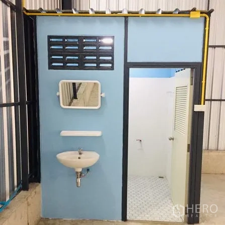 货栈 出租在Khan Na Yao, Bangkok - 仓内卫生间，设洗手盆、镜子与瓷砖淋浴区。