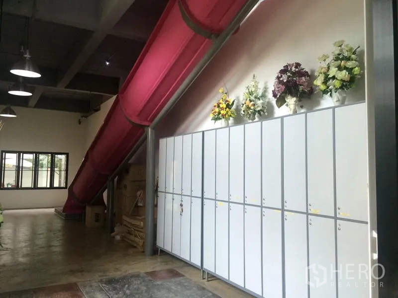 สำนักงานที่บ้าน ขาย - โซนสำนักงานครีเอทีฟ มีตู้ล็อกเกอร์และสไลเดอร์สีชมพูขนาดใหญ่