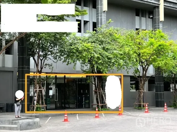 พื้นที่ขายปลีก ให้เช่าในWatthana, Bangkok - ด้านหน้าพื้นที่ค้าปลีกชั้นล่าง กระจกเต็มบาน มีต้นไม้ร่มรื่นและช่องจอดรถหน้าอาคารสไตล์โมเดิร์น