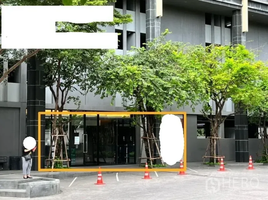 พื้นที่ขายปลีก ให้เช่าในWatthana, Bangkok - ด้านหน้าพื้นที่ค้าปลีกชั้นล่าง กระจกเต็มบาน มีต้นไม้ร่มรื่นและช่องจอดรถหน้าอาคารสไตล์โมเดิร์น